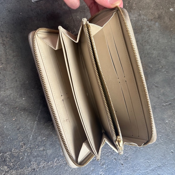 Louie Vuitton patent Leather Monogram Zippy Wallet - Picture 4 of 14